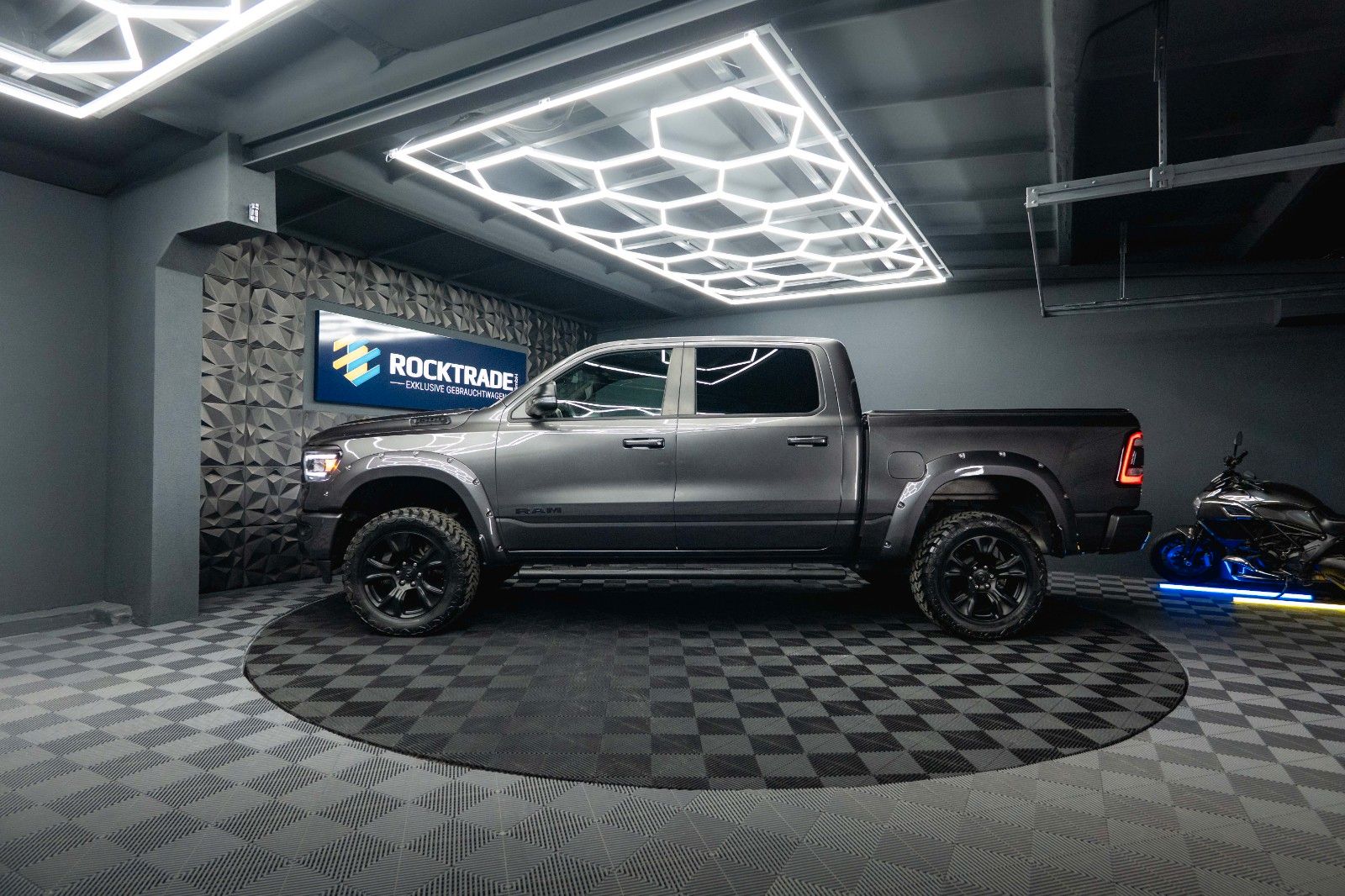 Fahrzeugabbildung Dodge RAM 5.7 V8 HEMI 4x4 OFFROAD Night-Paket *LED*19%