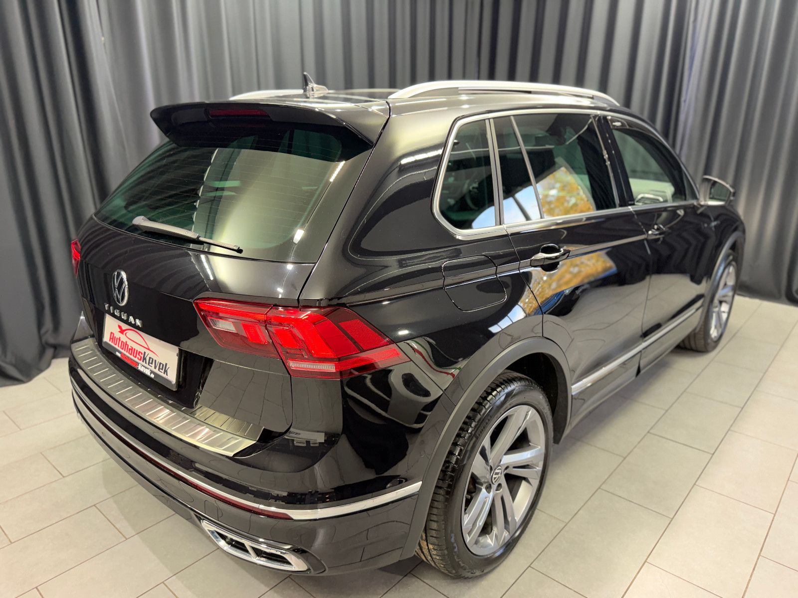 Fahrzeugabbildung Volkswagen Tiguan R-Line 4Motion|PANORAMA|360°-KAMERA|ACC