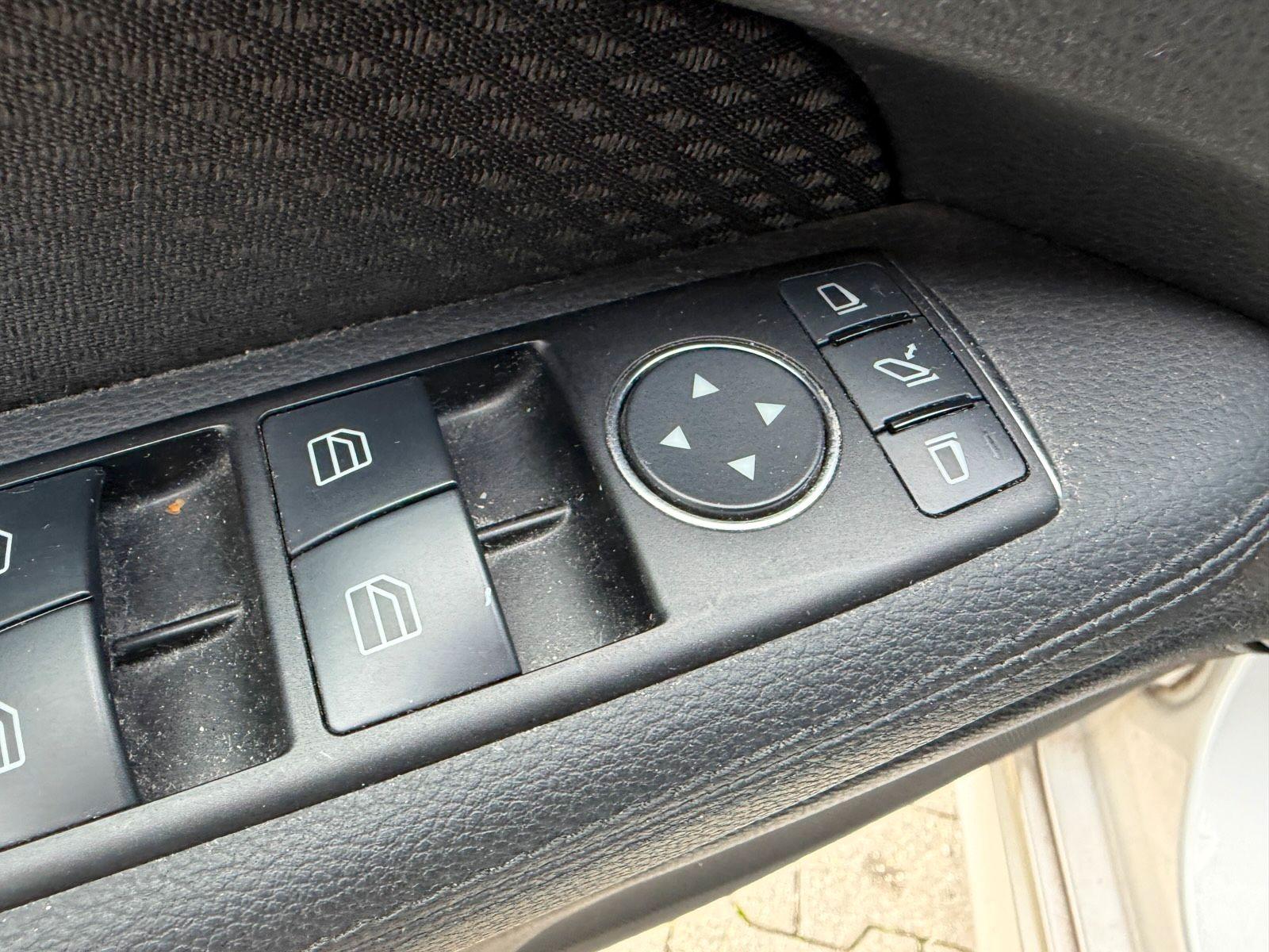 Mercedes-Benz E220 2011 — photo 10