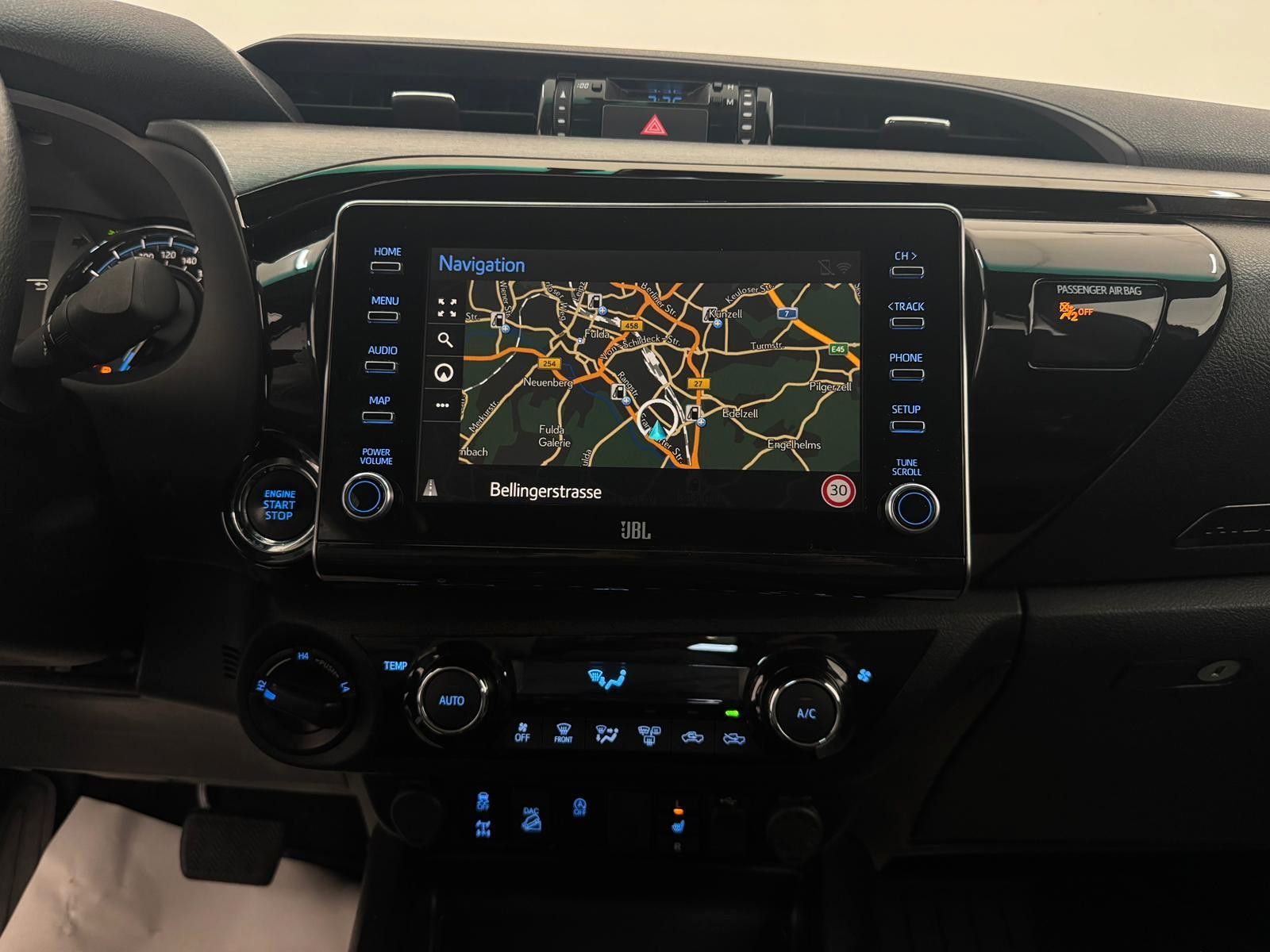 Fahrzeugabbildung Toyota Hilux 2.8 D-4D Invincible,4x4,ACC,Rollbügel, AHK