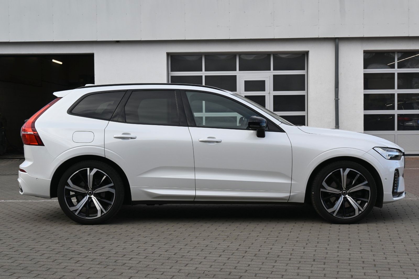 Fahrzeugabbildung Volvo XC60 B4 Ultimate Dark AWD*LUFT*360°*SDTHZG*LED
