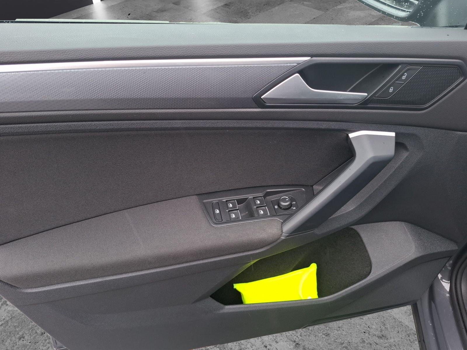 Fahrzeugabbildung Volkswagen Tiguan TSI Active LED Navi ACC PDC SH