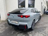 BMW iX2 xDrive30 M Sport || 360 Pano Massage AHK H&K - BMW iX2 mit Panoramadach