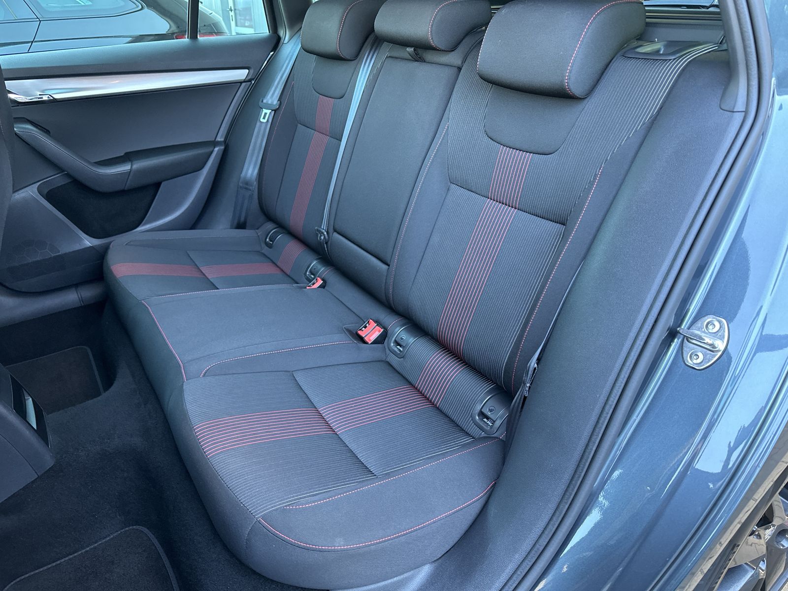 Fahrzeugabbildung SKODA Octavia Combi 2.0 TDI DSG Sport NAV+LED+ACC+17ZO