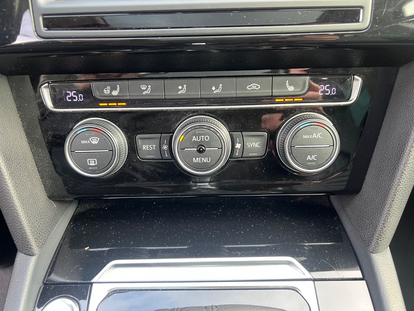 Fahrzeugabbildung Volkswagen Passat Variant Highline *DIGITALTACHO*CARPPLAY*