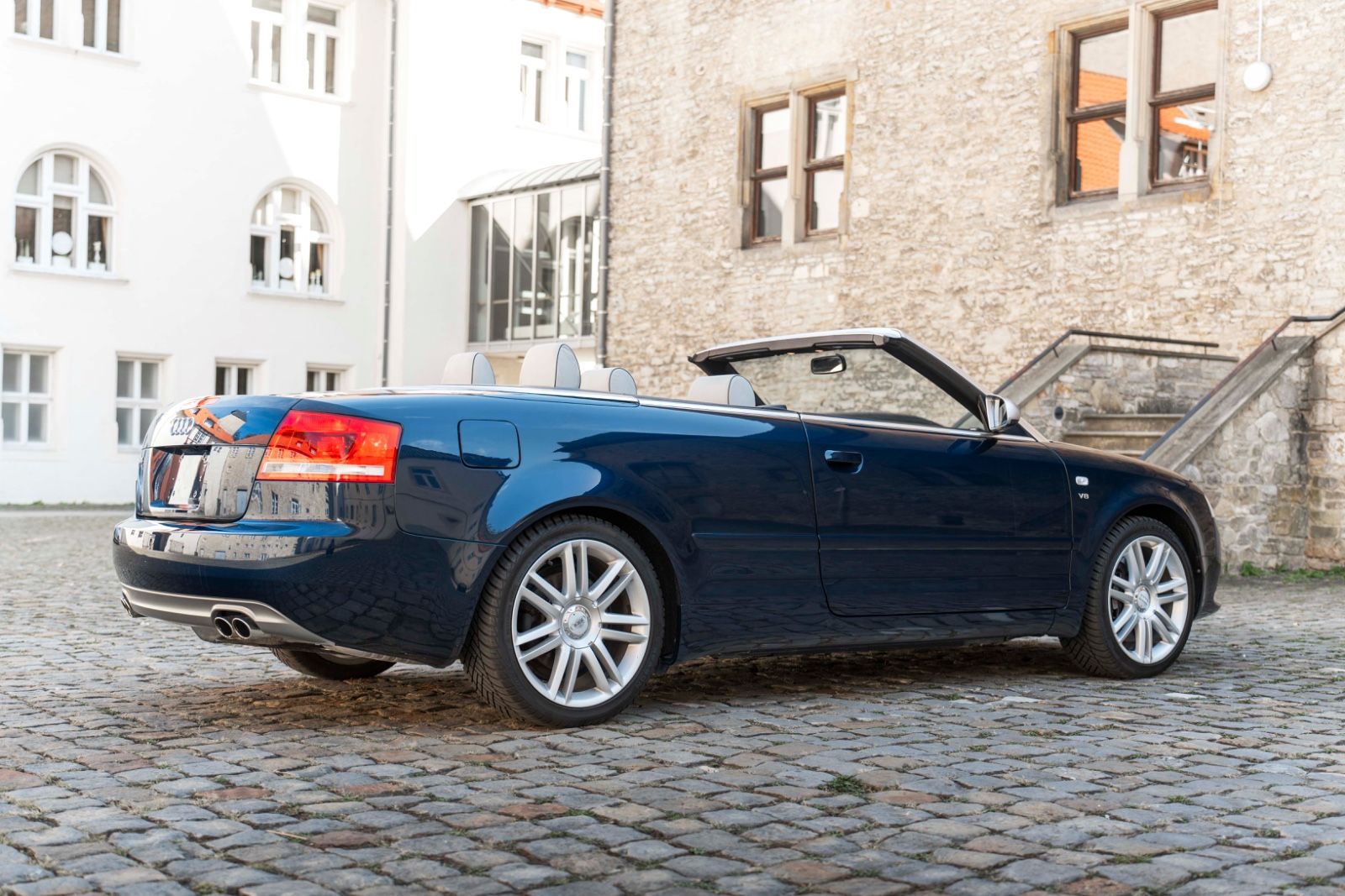 Fahrzeugabbildung Audi S4 Cabriolet 4.2 quattro TEMPOMAT M+S LEDER