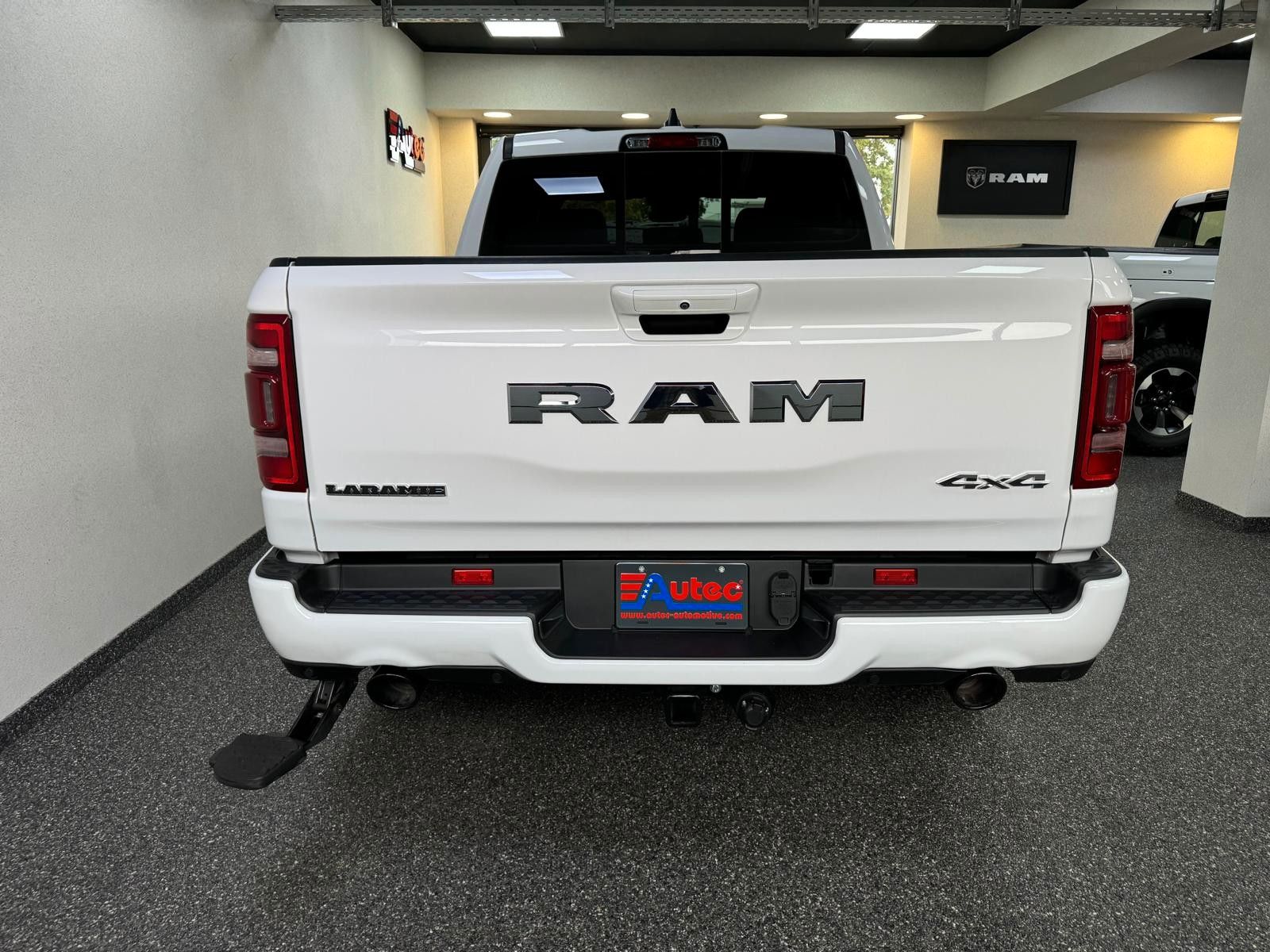Fahrzeugabbildung Dodge LARAMIE CREW CAB SPORT  12" LUFTF. 22"  HEMI 4x4