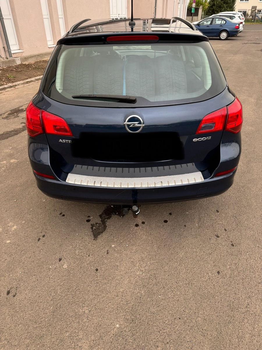 Opel Astra 2011 — салон