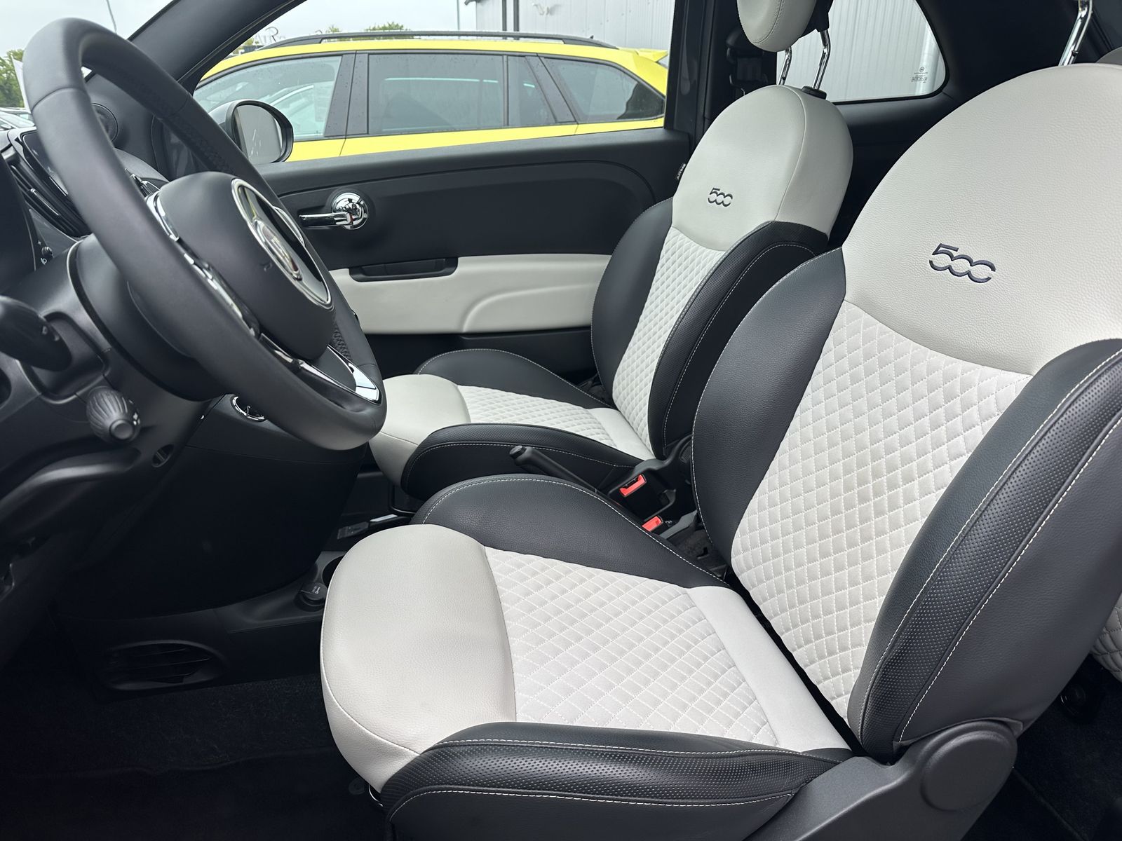 Fahrzeugabbildung Fiat 500 1.0 DolceVita PANORAMA+CARPLAY+TECH+PP+2HD