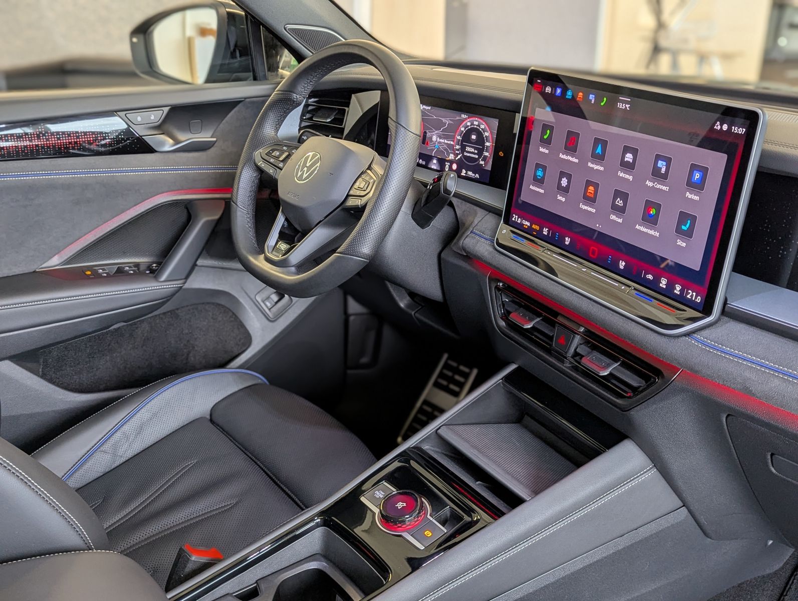 VW Tayron 2.0 R-Line Leder Launch Pano Black AHK 20 - Image 11