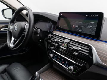 Fahrzeugabbildung BMW 520d xD Luxury Line Kamera HUD DAB HiFi DisplKey