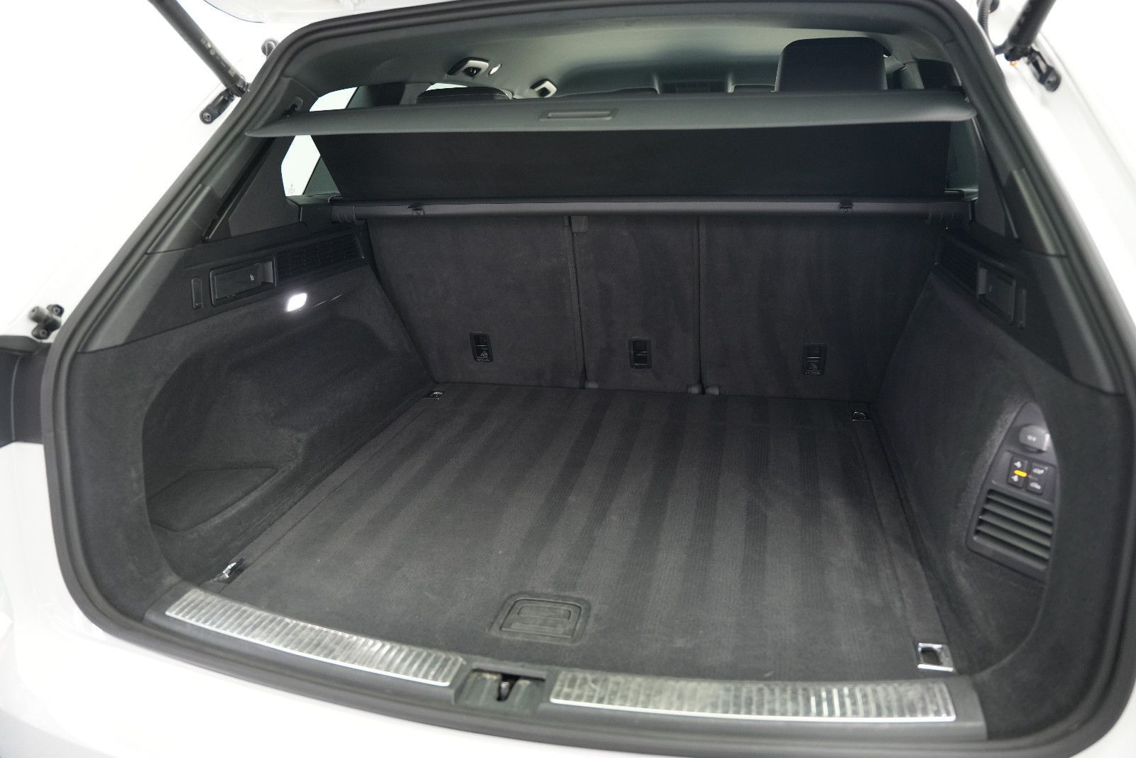 Fahrzeugabbildung Volkswagen Touareg SPORT/ 4Motion/VIRTUAL/AMBIENT/360''KAM