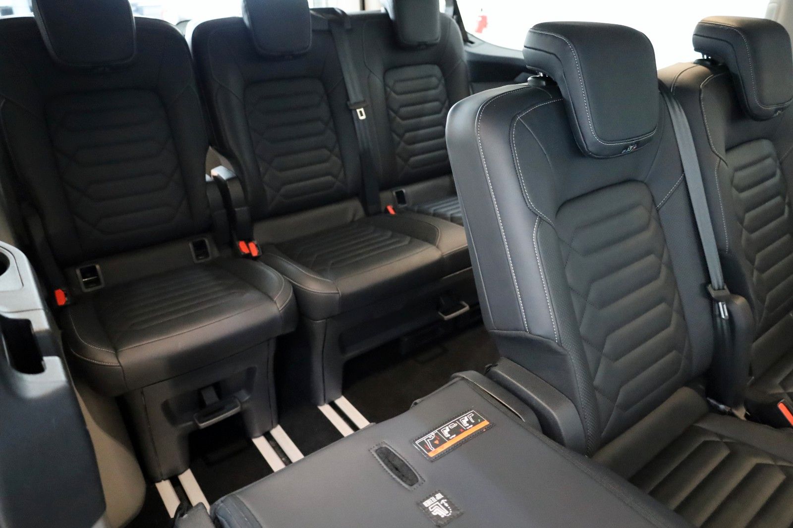 Fahrzeugabbildung Ford Tourneo Custom 2.0  320 L2 Titanium,8 Sitzer,AHK