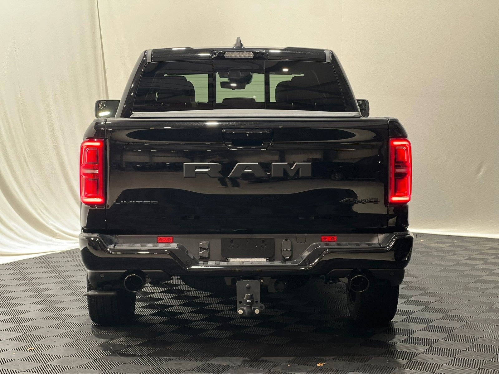 Fahrzeugabbildung Dodge RAM 1500 Limited Night MY25 *Ebony Red seats*