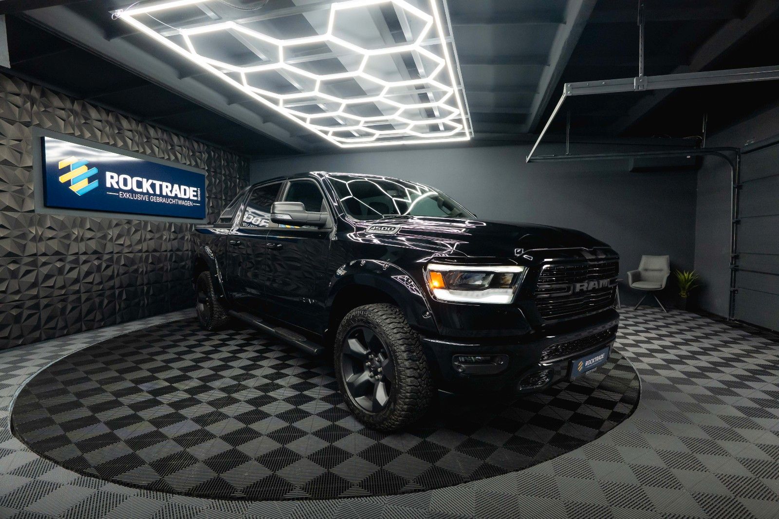 Fahrzeugabbildung Dodge RAM 5.7 V8 HEMI 4x4 Offroad Night-Paket LED 19%