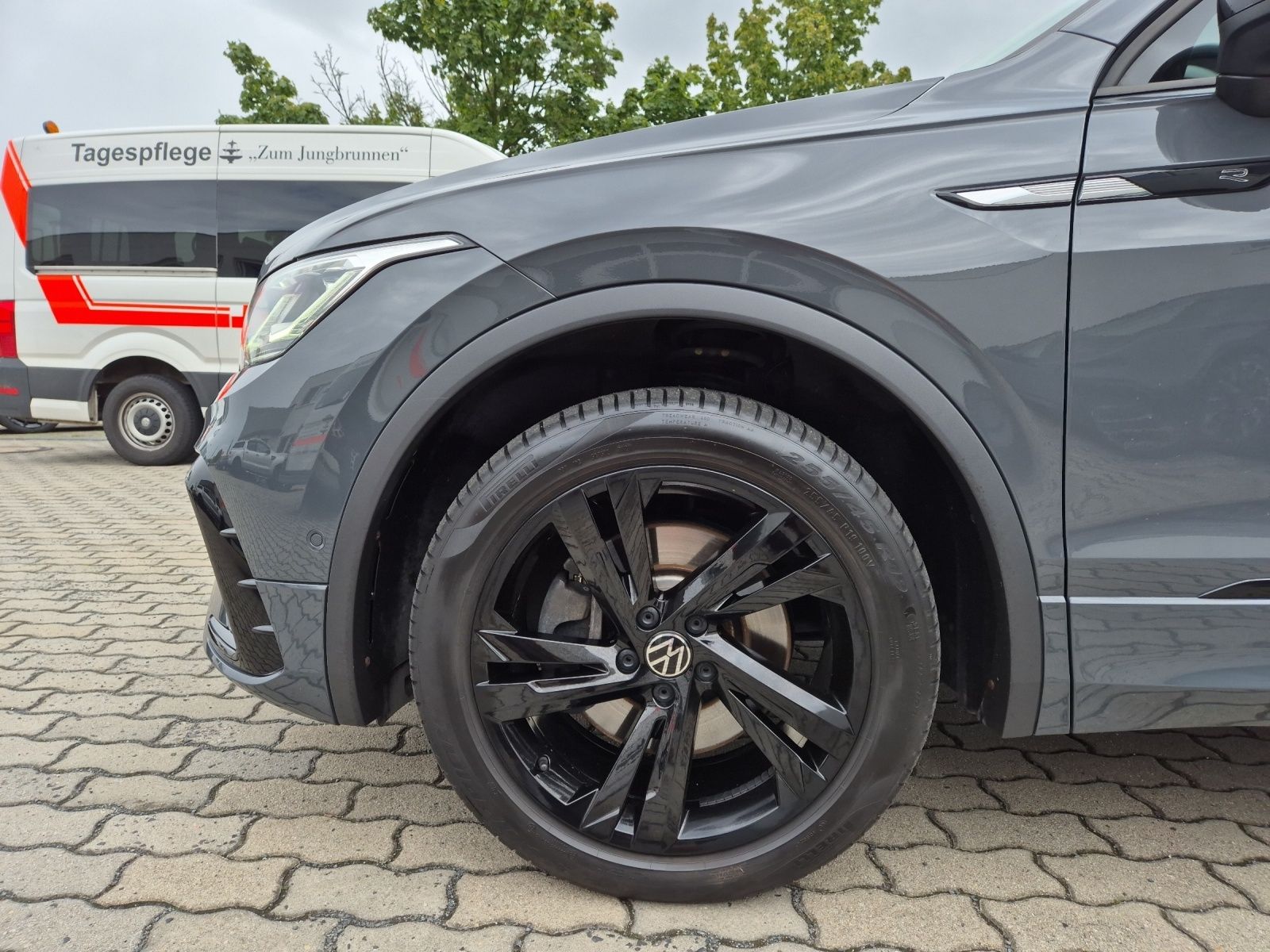 Fahrzeugabbildung Volkswagen Tiguan TSI R-Line 4M DSG Matrix AHK Navi ACC RFK