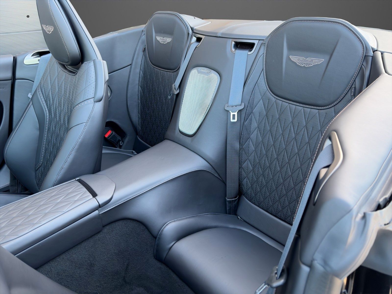 Fahrzeugabbildung Aston Martin DB12 4.0 V8 Volante PPF Bowers & Wilkins