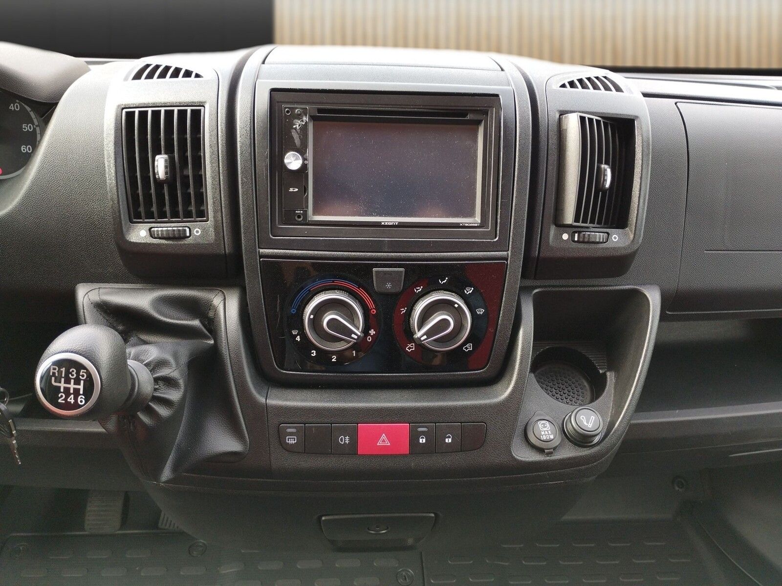 Fahrzeugabbildung Sunlight T 68 Radio, Rückfahrkamera