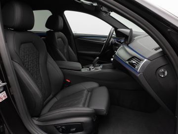 Fahrzeugabbildung BMW 520d M Sport  Kamera HUD DAB HiFi AHK DisplayKey