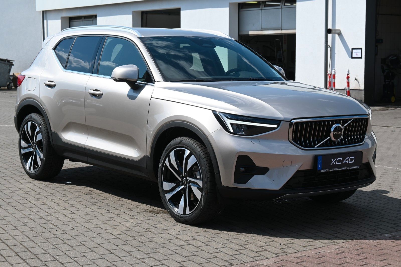 Fahrzeugabbildung Volvo XC40 B4 DKG Plus Bright*FSHZG*H&K*BLIS*ACC*AHK