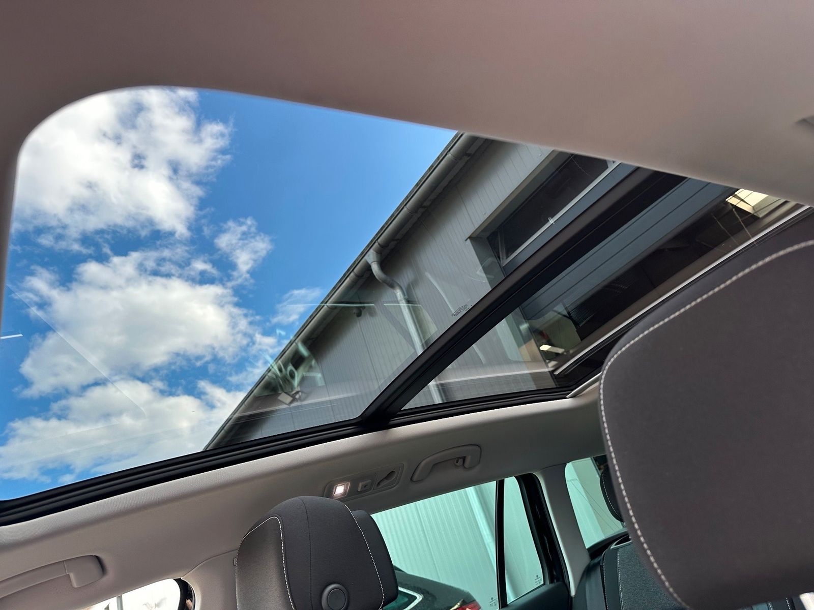 Fahrzeugabbildung Volkswagen Passat Variant 2.0 TDI DSG Business NAV+LED+PANO
