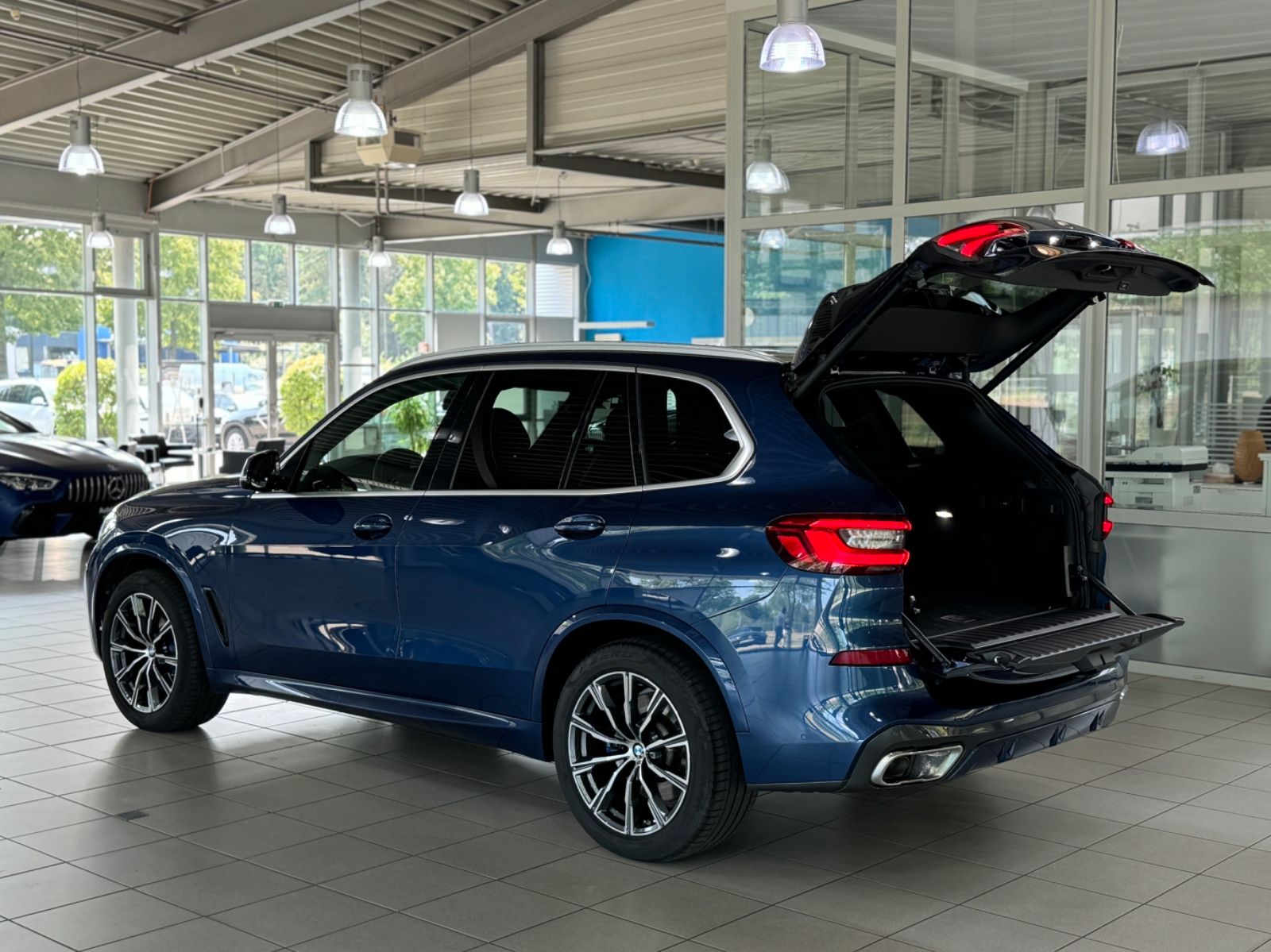 Fahrzeugabbildung BMW X5 xD30d M Sport Panoram Kamera HUD H/K DisplKey