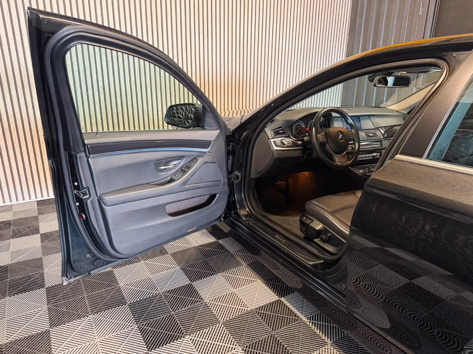 BMW 523i 204 ch 6 cylindres • Boîte auto • 70 000 km • Cuir Dakota • GPS • Radars AV/AR