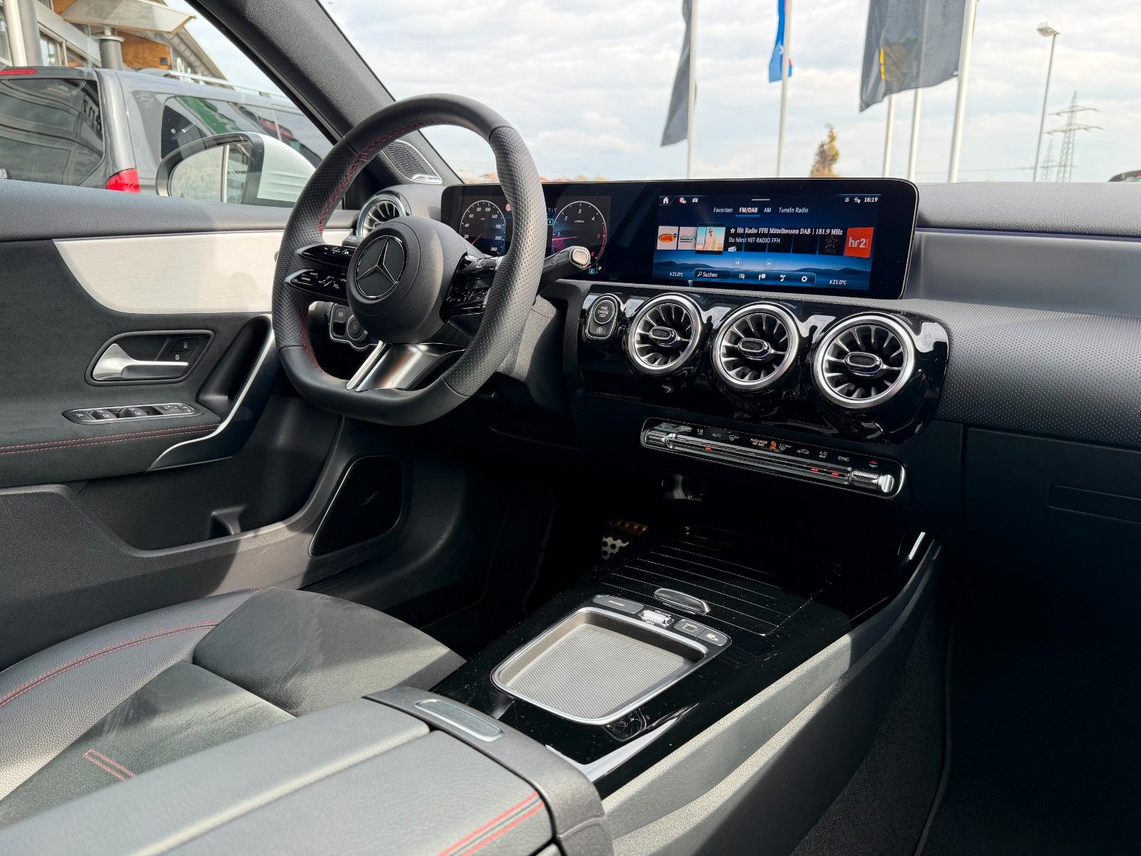 Fahrzeugabbildung Mercedes-Benz A 220 d AMG BURM+AHK+360°+MBEAM+TOTW+DISTR