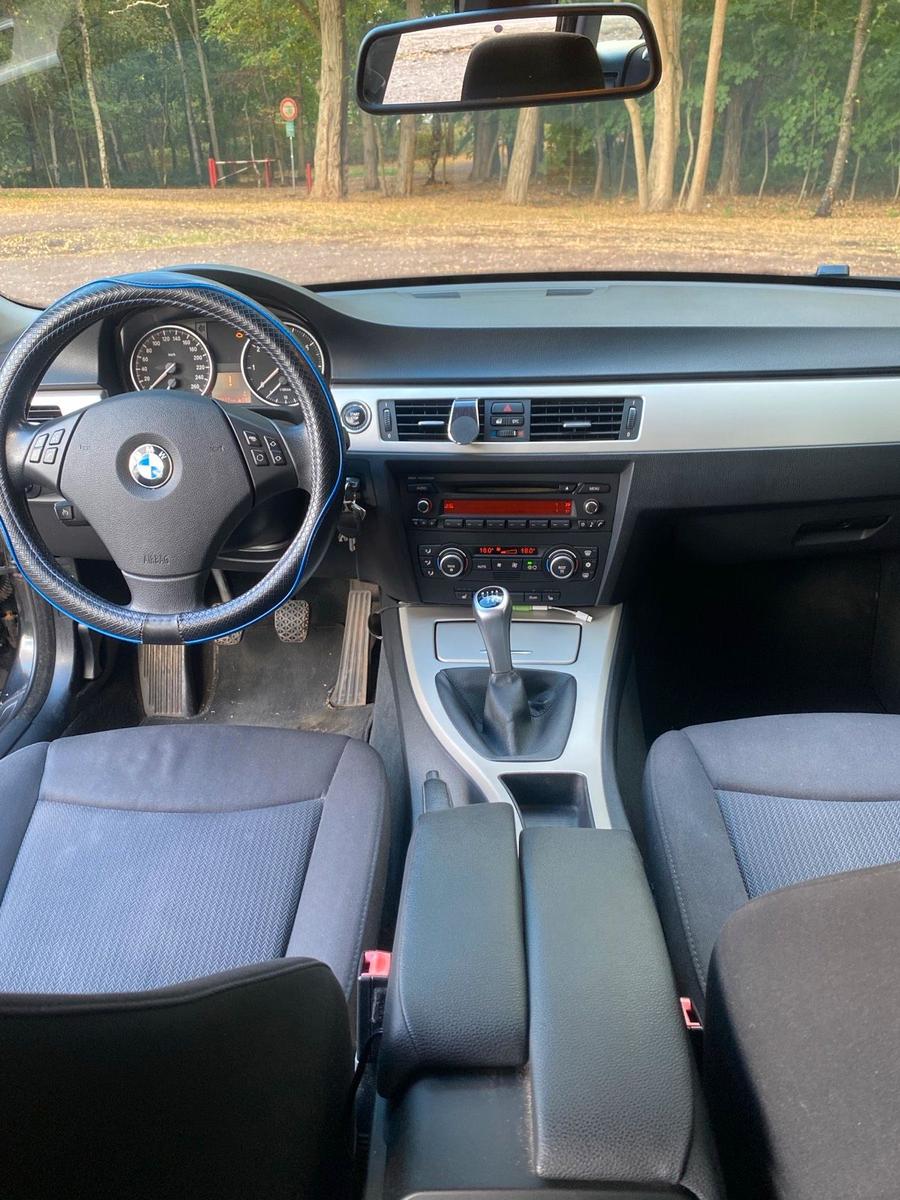 BMW 318 2010 — photo 12