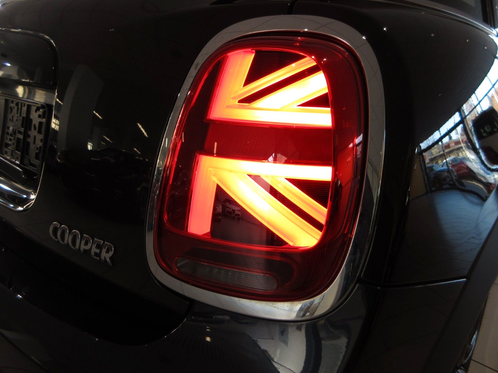Fahrzeugabbildung MINI Mini Cooper Classic Trim LED/NAVI/SHZ/PANO/LEDER