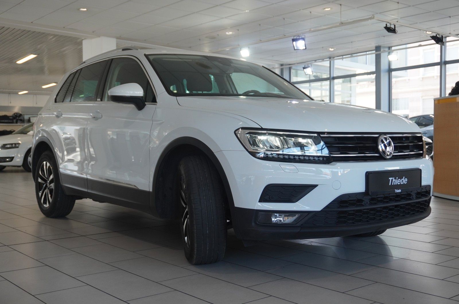 Fahrzeugabbildung Volkswagen Tiguan 2.0 TSI UNITED 4M DSG NAVI/LED/ACC/SH/AHK