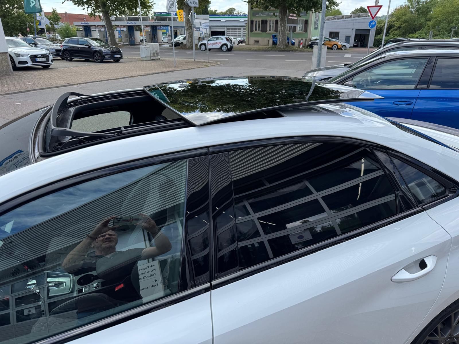 Fahrzeugabbildung Audi RS 3  limo Schalensitze Sport-AGA Pano 280km/h