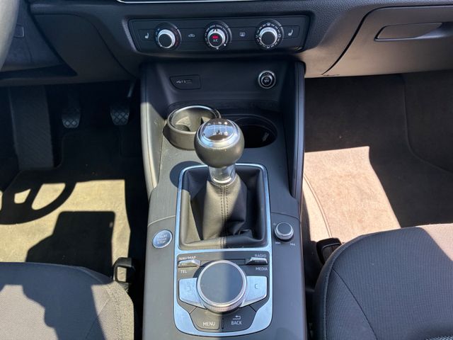 Fahrzeugabbildung Audi A3 Limo 35 TFSI >S Line/PANO/NAV/LED/Sitzheiz<