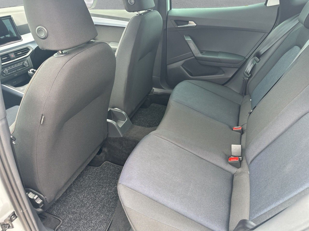 Fahrzeugabbildung SEAT Arona FR 1.0TSI 110PS 6-Gang*Navi*Cam* - mit KI generiert/bearbeitet