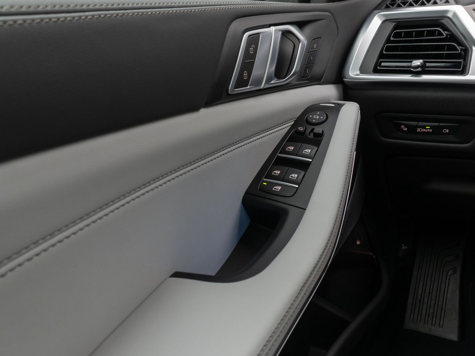 Fahrzeugabbildung BMW X5 xD50e M Sport Panorama 360°HUD DAB H/K SoftCL