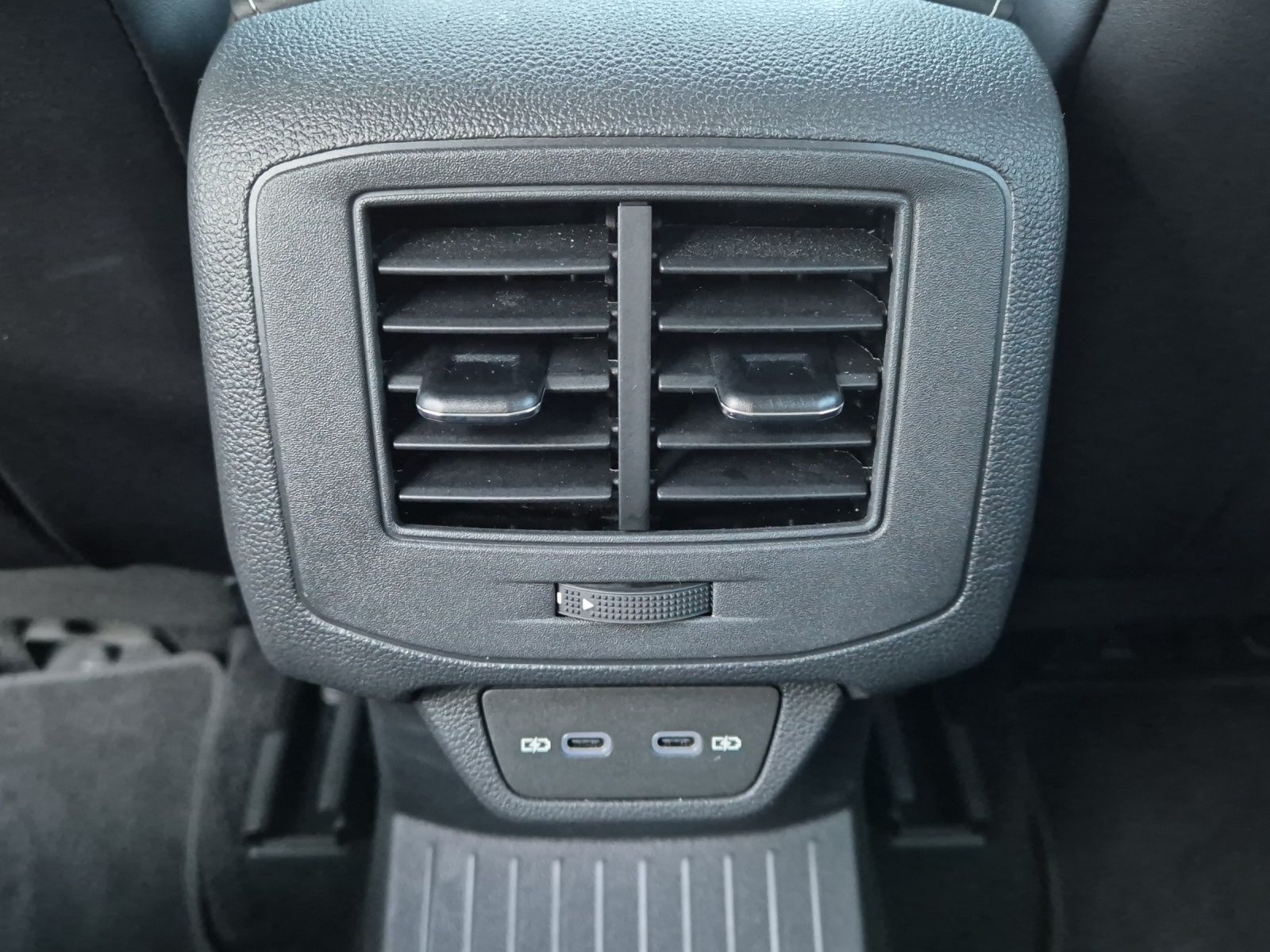 Fahrzeugabbildung Volkswagen T-Roc TSI Goal LED Navi AID ACC Park-Assist SH 1