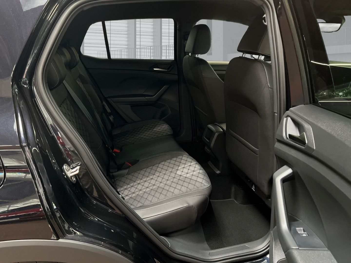 Fahrzeugabbildung Volkswagen T-Cross R-Line 1.0 TSI Sportpaket AHK-abnehmbar