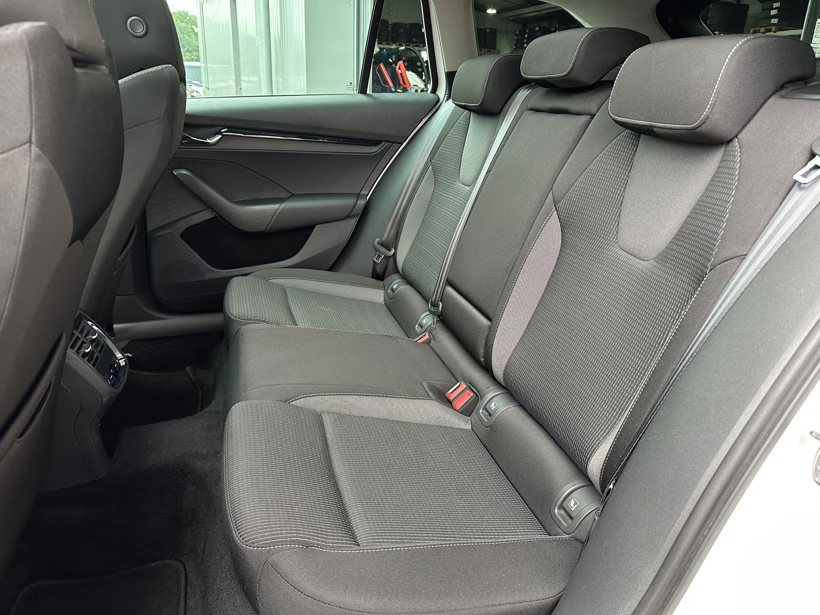 Fahrzeugabbildung SKODA Octavia Combi 2.0 TDI DSG Ambition NAV+LED+PANO