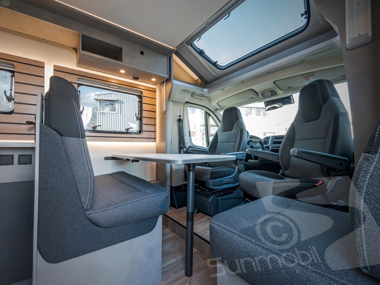 Fahrzeugabbildung Crosscamp EXPDN 7.0 E Peugeot Automatik