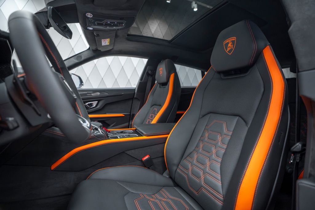 Urus 4.0 V8 SE GREY/ORANGE PANO B&O CARBON - Bild 15