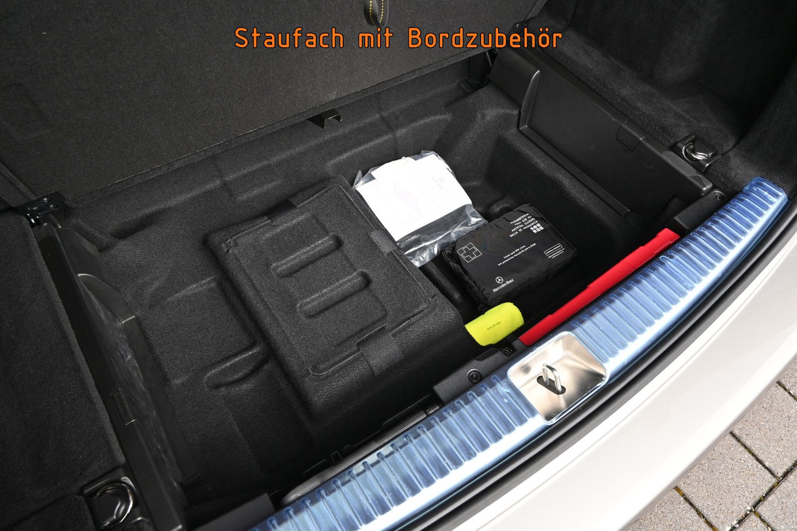 Fahrzeugabbildung Mercedes-Benz E 220 d T Avantg. °NIGHT°AHK°BURMESTER°STANDHEIZ