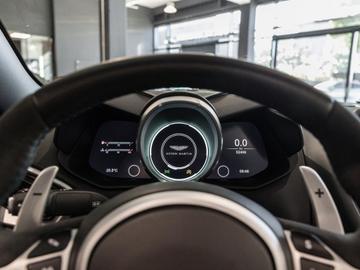 2019 Aston Martin DBS — фото 7