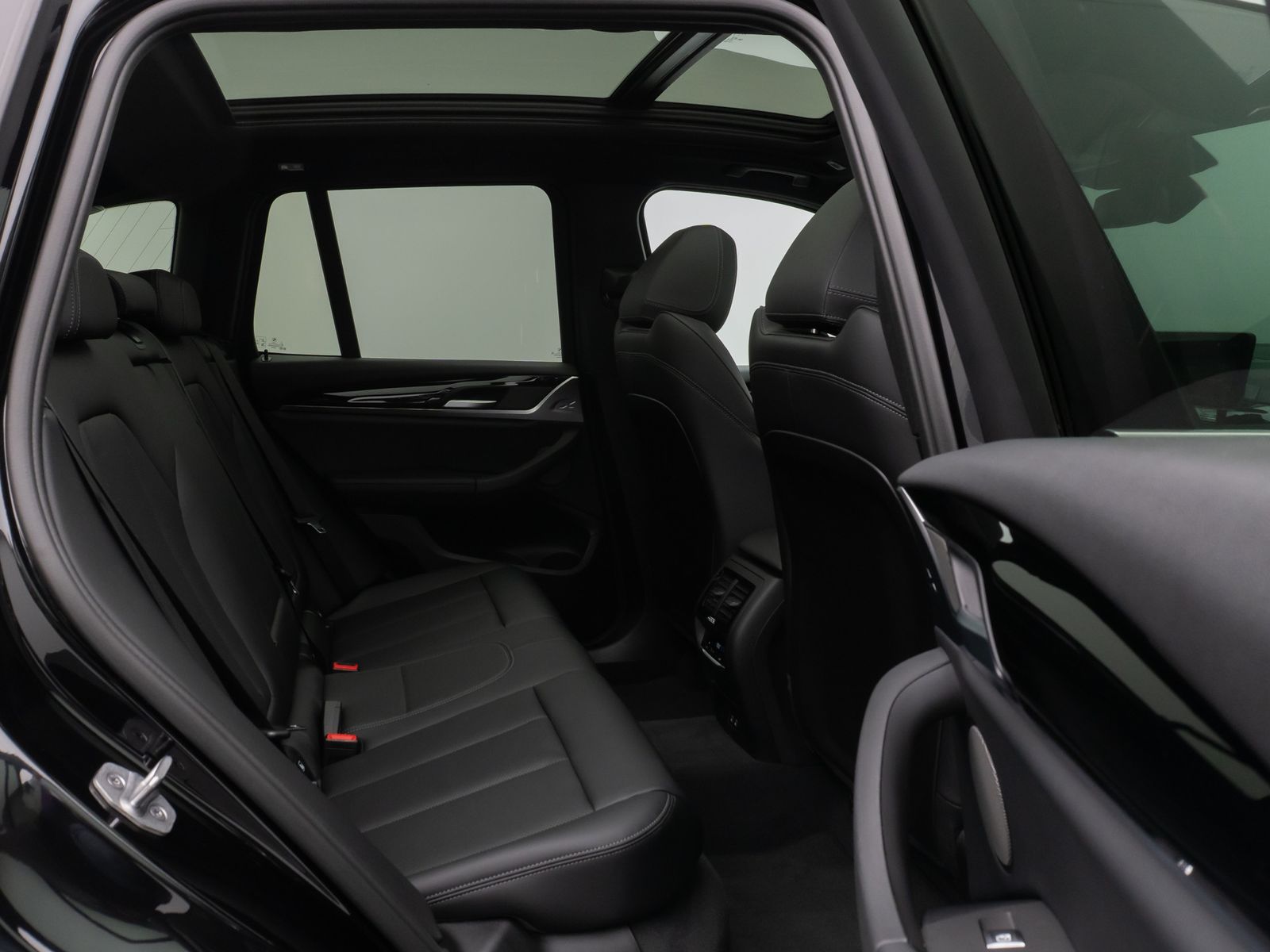 Fahrzeugabbildung BMW X3 xD30e Panorama Kamera HUD H/K Komfort Sport