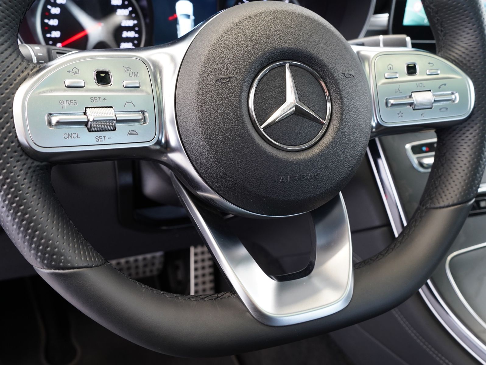 Fahrzeugabbildung Mercedes-Benz GLC 220 d 4Matic AMG Line LED/ILS/DISTRONIC/PANO