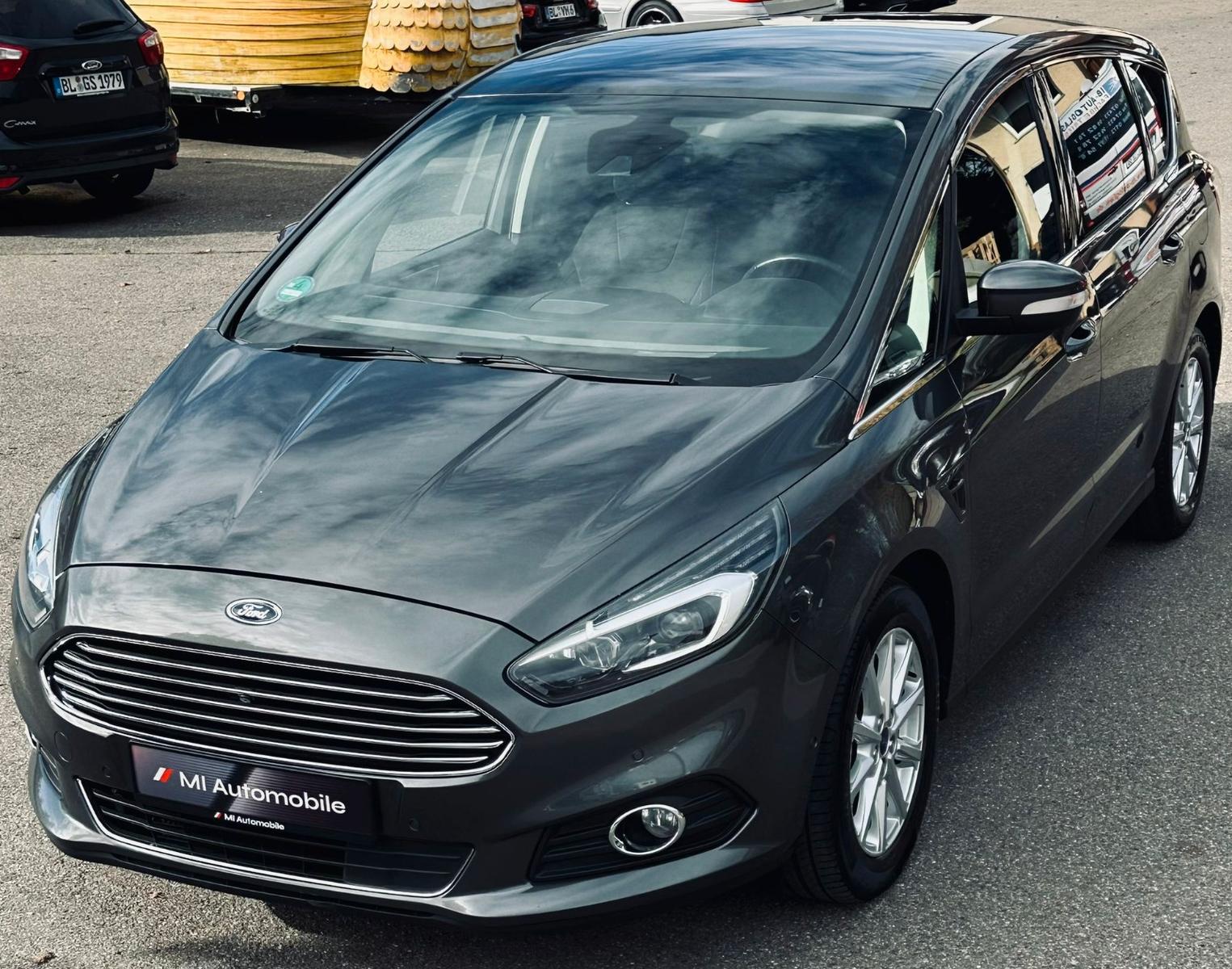 Ford S-MAX 2.0 TDCi *Titanium*LED*PANO*AHK*NAVI*