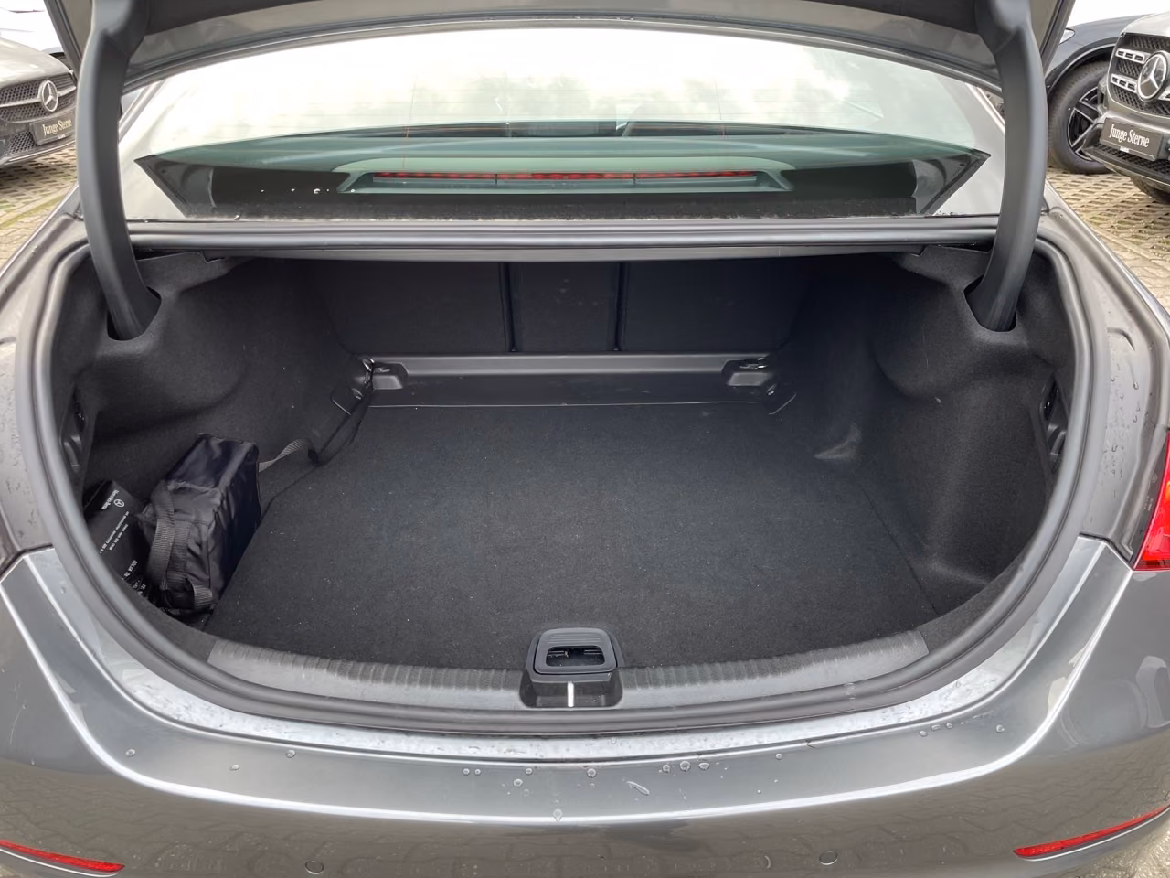 Mercedes-Benz C 180 AVANTGARDE+RÜCKFKAM+LENKRHZ+AMBIENTE+LED