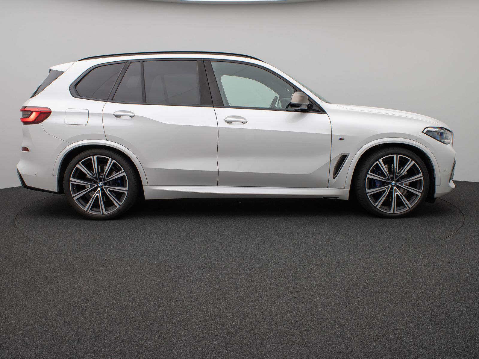 Fahrzeugabbildung BMW X5 M50i Panorama Laser HUD DAB B&W SoftClos Voll