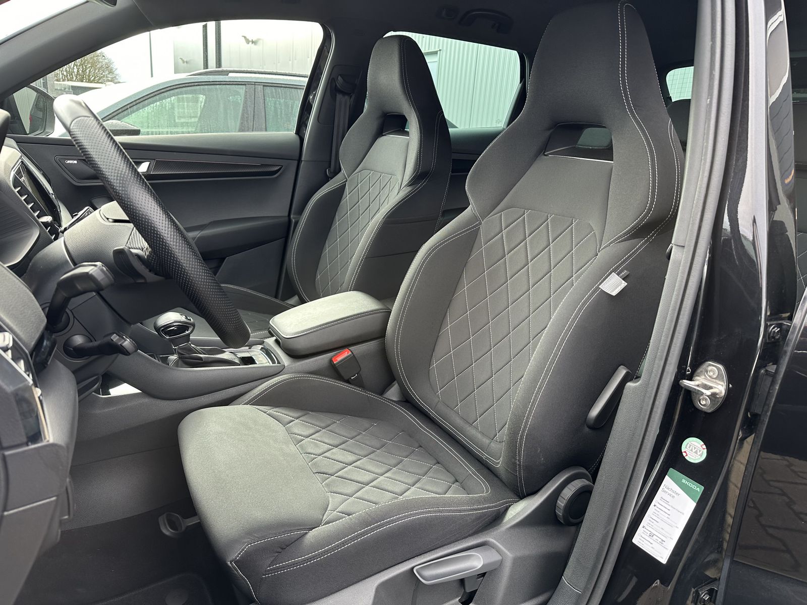 Fahrzeugabbildung SKODA Karoq 2.0 TDI DSG 4x4 Sportline NAV+LED+ACC+KAM