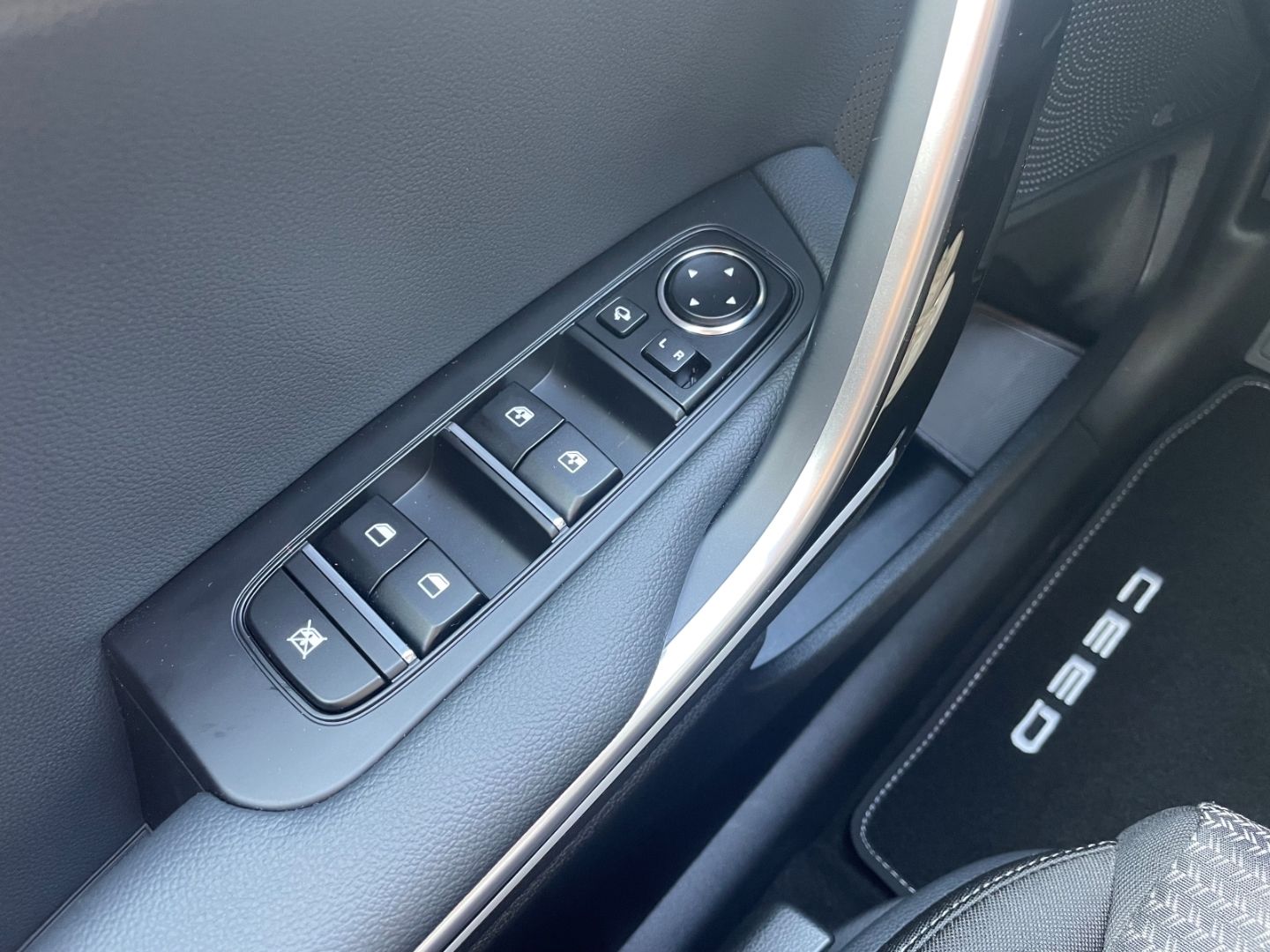 Fahrzeugabbildung Kia Ceed_sw Ultimate Edition AppleCarPlay P8 P9