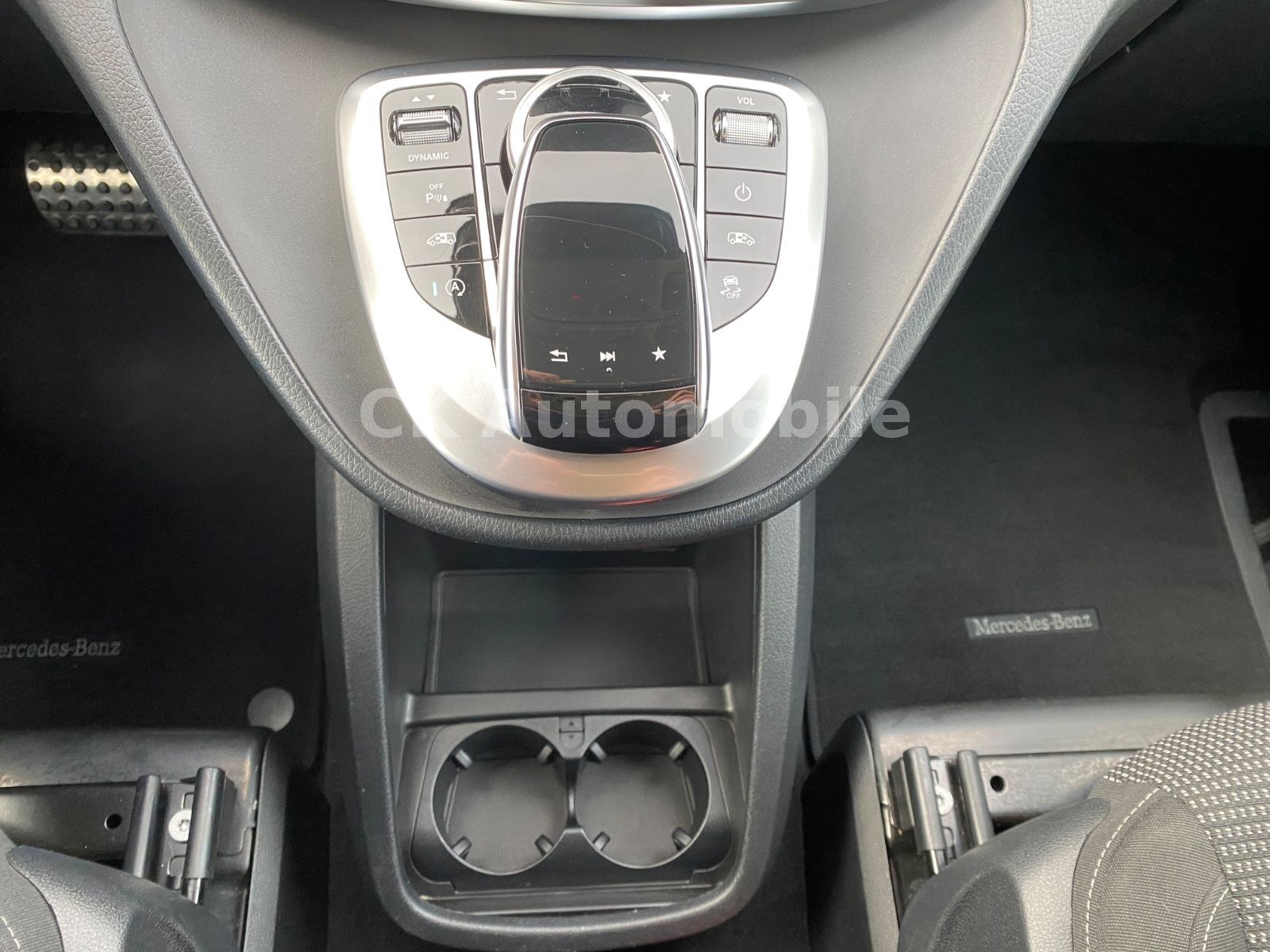 Fahrzeugabbildung Mercedes-Benz V 300d 4Matic Kompakt/AMG-Line/8 Sitze/360°/AHK